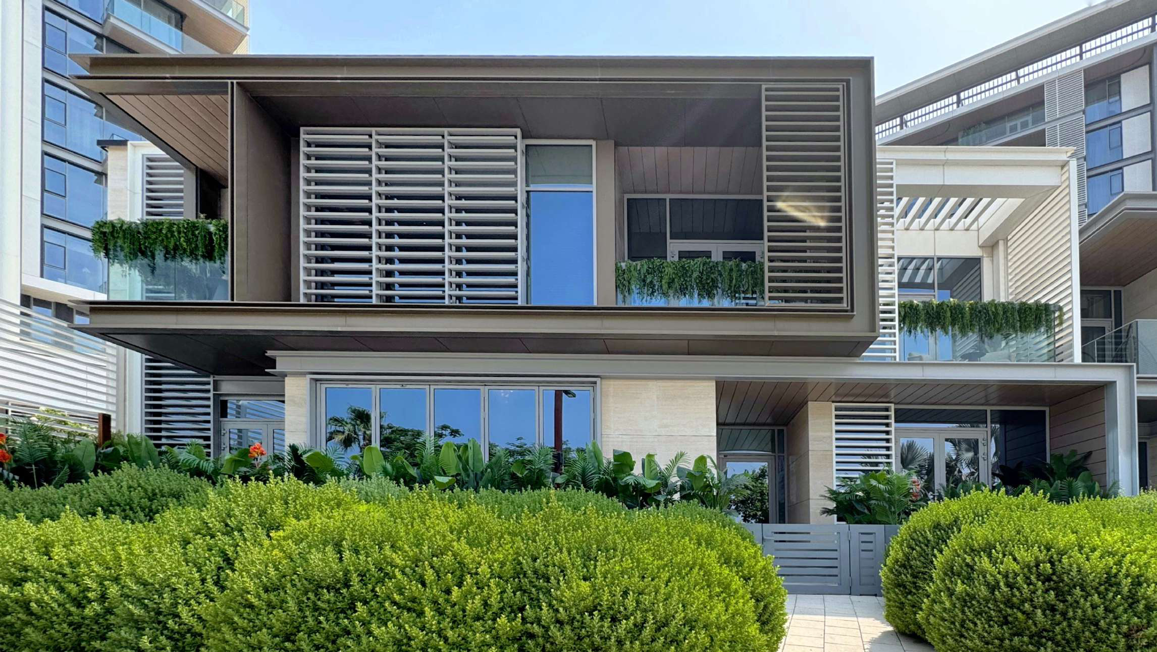 Upgraded Townhouse with Sea View